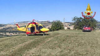 Incidente sul lavoro: resta incastrato sotto un motocoltivatore, operaio elitrasportato a Torrette