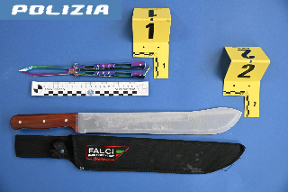Fermati con coltello e machete in auto: due denunciati
