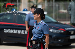 Fermo, fugge dopo un incidente: i Carabinieri identificano una donna di 56 anni